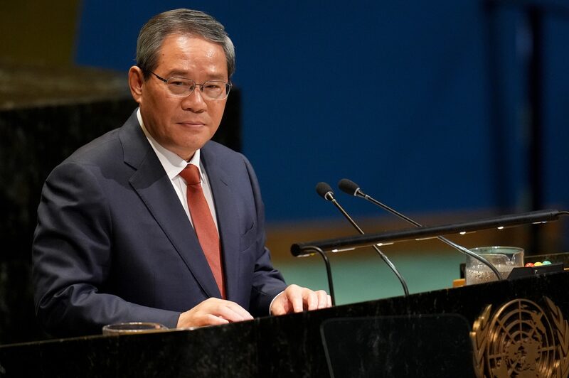 El primer ministro chino, Li Qiang, hablando desde un podio con el emblema de las Naciones Unidas. El primer ministro chino, Li Qiang, hablando desde un podio con el emblema de las Naciones Unidas.