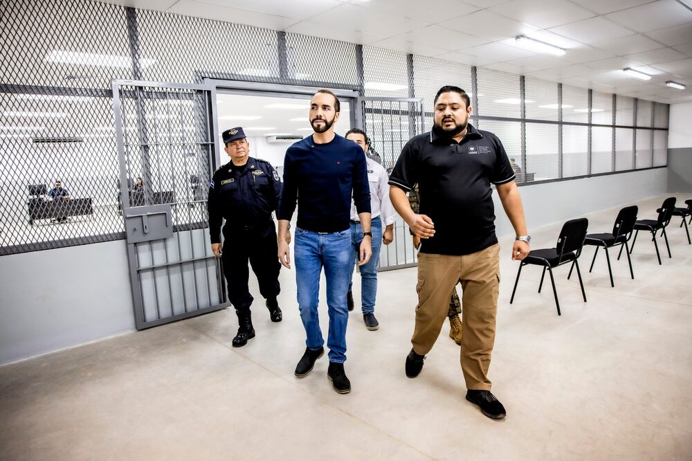 El presidente Nayib Bukele y funcionarios de gobierno recorren el centro penitenciario. El presidente Nayib Bukele y funcionarios de gobierno recorren el centro penitenciario.