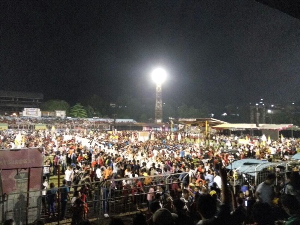 Los disturbios provocaron la reacción de la policía y debido a los gases lacrimógenos se desató una estampida humana. Los disturbios provocaron la reacción de la policía y debido a los gases lacrimógenos se desató una estampida humana.