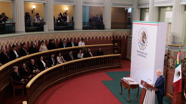 Paquete de reformas de AMLO incluye 10 cambios a pensiones, salarios, trenes y maíz Paquete de reformas de AMLO incluye 10 cambios a pensiones, salarios, trenes y maíz