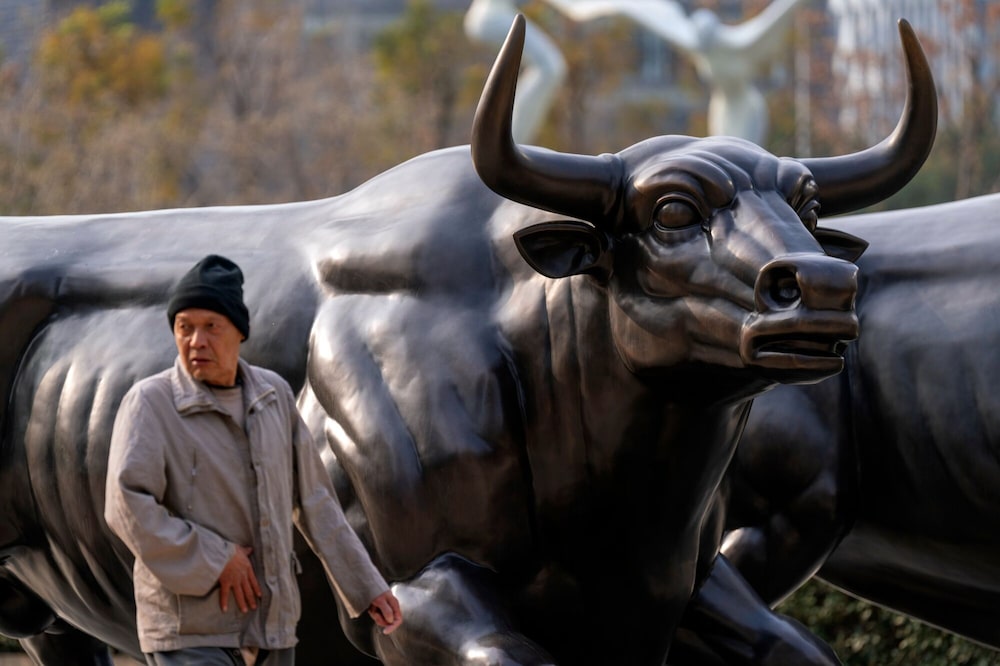 Una estatua de un toro en el distrito financiero de Lujiazui, en Pudong, Shanghái. Una estatua de un toro en el distrito financiero de Lujiazui, en Pudong, Shanghái.
