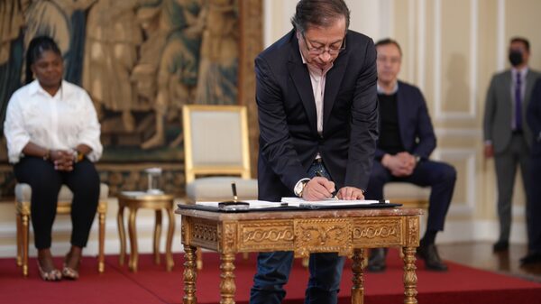 Petro sancionó la tributaria: “Una de las promesas es disminuir la desigualdad” Petro sancionó la tributaria: “Una de las promesas es disminuir la desigualdad”