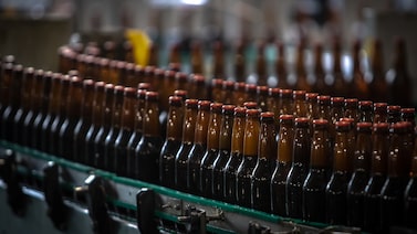 Ambev se dispara 16% a máximos de 27 años por fuertes ventas de cerveza en Brasil Ambev se dispara 16% a máximos de 27 años por fuertes ventas de cerveza en Brasil