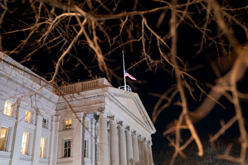 Trump nomina a dos personas para altos cargos en el Departamento del Tesoro de EE.UU.. Trump nomina a dos personas para altos cargos en el Departamento del Tesoro de EE.UU..