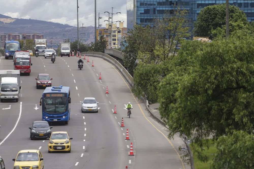 Un ciclista recorre una ciclorruta temporal en la calle 68 de Bogotá, Colombia, el martes 2 de junio de 2020. Un ciclista recorre una ciclorruta temporal en la calle 68 de Bogotá, Colombia, el martes 2 de junio de 2020.