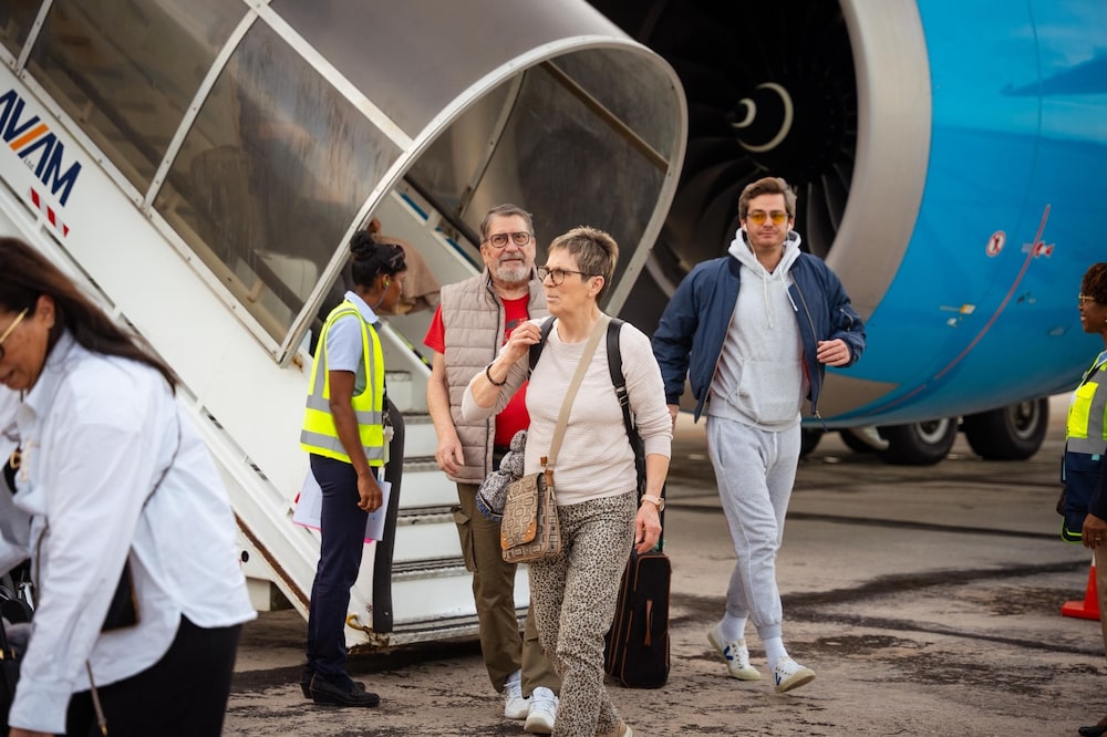 Viajeros llegan provenientes de París al Aeropuerto Internacional Presidente Juan Bosch, en Samaná, República Dominicana, el 16 de diciembre de 2025. Viajeros llegan provenientes de París al Aeropuerto Internacional Presidente Juan Bosch, en Samaná, República Dominicana, el 16 de diciembre de 2025.