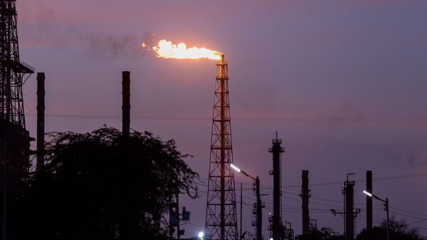 El petróleo amplía su caída mientras el mercado teme una demanda más débil El petróleo amplía su caída mientras el mercado teme una demanda más débil