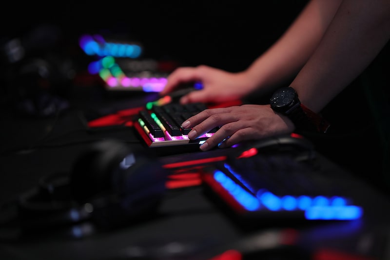 Un jugador utiliza un teclado iluminado para jugar a un juego de ordenador en el evento de la industria del juego Gamescom en Colonia, Alemania, el martes 21 de agosto de 2018. Un jugador utiliza un teclado iluminado para jugar a un juego de ordenador en el evento de la industria del juego Gamescom en Colonia, Alemania, el martes 21 de agosto de 2018.