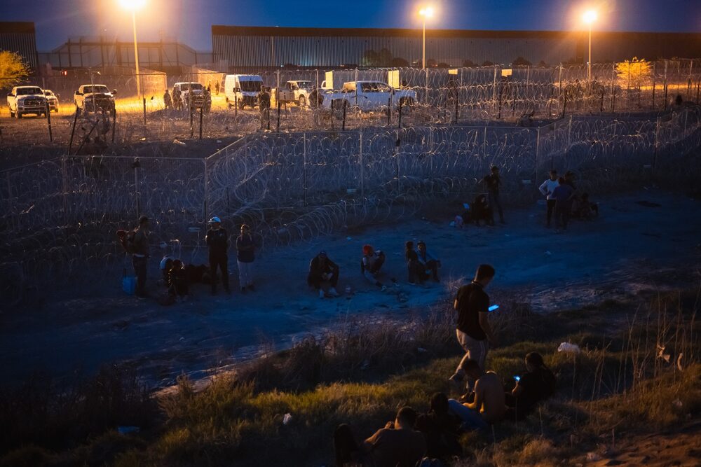 Migrantes descansan en la orilla del lecho seco del Río Grande en la frontera entre EE.UU. y México en Ciudad Juárez, México. Fotógrafo: Justin Hamel/Bloomberg. Migrantes descansan en la orilla del lecho seco del Río Grande en la frontera entre EE.UU. y México en Ciudad Juárez, México. Fotógrafo: Justin Hamel/Bloomberg.