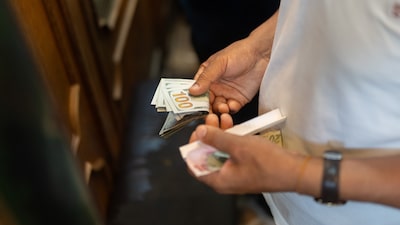 El dólar enfrenta su periodo más débil del año bajo la amenaza de un triple riesgo global El dólar enfrenta su periodo más débil del año bajo la amenaza de un triple riesgo global