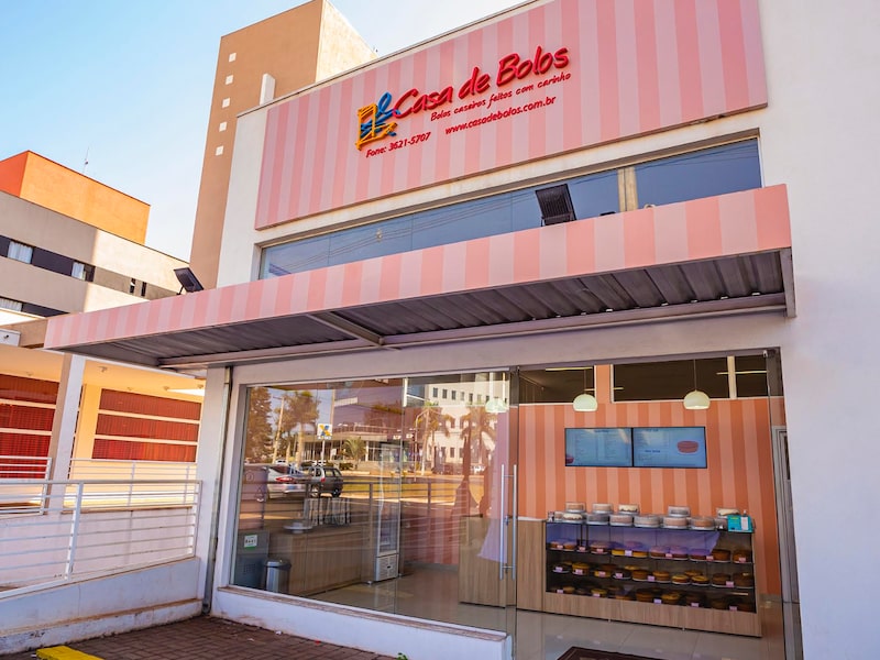 Fundada em 2010 por Sônia Ramos, a Vó Sônia, em Ribeirão Preto, a Casa de Bolos fechou 2025 com 600 lojas em 20 estados, uma em Lisboa e R$ 720 milhões em receita. Para 2026, projeta 700 unidades e R$ 800 milhões. Fundada em 2010 por Sônia Ramos, a Vó Sônia, em Ribeirão Preto, a Casa de Bolos fechou 2025 com 600 lojas em 20 estados, uma em Lisboa e R$ 720 milhões em receita. Para 2026, projeta 700 unidades e R$ 800 milhões.