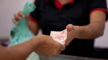 Real vira ‘dano colateral’ e cai quase 3% em pior mês do ano com alta do dólar Real vira ‘dano colateral’ e cai quase 3% em pior mês do ano com alta do dólar