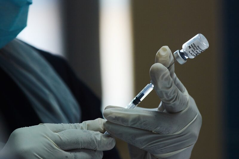 La decisión llegaría días después de que los Centros de Prevención y Control de Enfermedades (CDC) aprobaran la aplicación de una tercera dosis para personas inmunodeprimidas. La decisión llegaría días después de que los Centros de Prevención y Control de Enfermedades (CDC) aprobaran la aplicación de una tercera dosis para personas inmunodeprimidas.