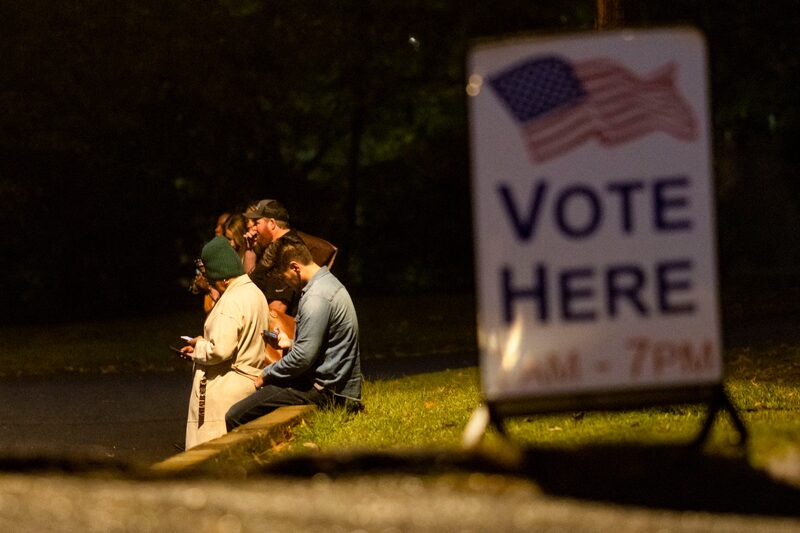 Votantes esperan en fila para depositar su voto en un colegio electoral para las elecciones presidenciales de 2024 en la iglesia baptista King Springs de Smyrna, Georgia, Estados Unidos, el martes 5 de noviembre de 2024. Fotógrafo: Christian Monterrosa/Bloomberg Votantes esperan en fila para depositar su voto en un colegio electoral para las elecciones presidenciales de 2024 en la iglesia baptista King Springs de Smyrna, Georgia, Estados Unidos, el martes 5 de noviembre de 2024. Fotógrafo: Christian Monterrosa/Bloomberg