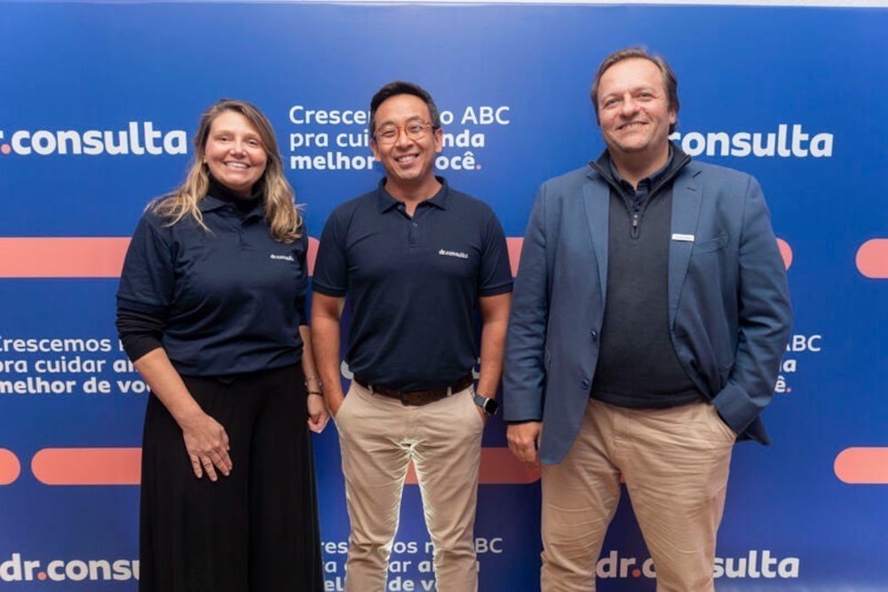 Gabriela Zaninetti, CGMO do Dr. Consulta, ao lado do CEO Massanori Shibata e do COO Eric Strose (à dir.) Gabriela Zaninetti, CGMO do Dr. Consulta, ao lado do CEO Massanori Shibata e do COO Eric Strose (à dir.)