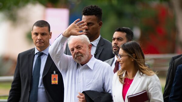 Lula buscaría eliminar al menos US$28.000 millones del tope de gasto público Lula buscaría eliminar al menos US$28.000 millones del tope de gasto público