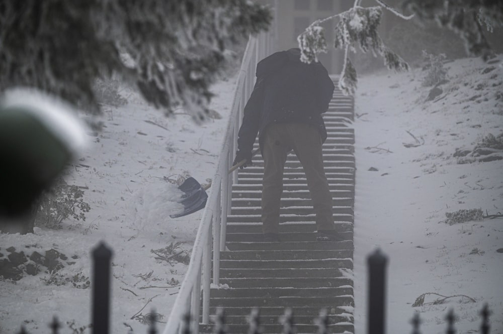 Un trabajador retira nieve durante una tormenta en el Observatorio Lick en Mount Hamilton, California, EE.UU., el jueves 23 de febrero de 2023. Una tormenta invernal se extiende por el norte de EE.UU. esta semana, desatando frío y nieve desde California hasta Maine, mientras en el sureste se registra un calor récord. Fotógrafo: David Paul Morris/Bloomberg Un trabajador retira nieve durante una tormenta en el Observatorio Lick en Mount Hamilton, California, EE.UU., el jueves 23 de febrero de 2023. Una tormenta invernal se extiende por el norte de EE.UU. esta semana, desatando frío y nieve desde California hasta Maine, mientras en el sureste se registra un calor récord. Fotógrafo: David Paul Morris/Bloomberg
