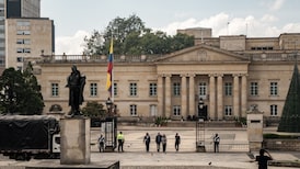 Colombia usa poderes de emergencia para aumentar impuestos a bancos y ricos Colombia usa poderes de emergencia para aumentar impuestos a bancos y ricos