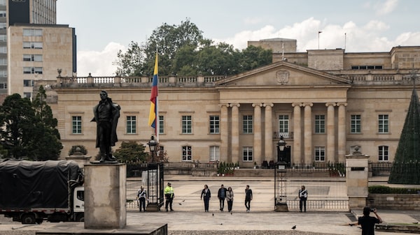 Colombia usa poderes de emergencia para aumentar impuestos a bancos y ricos Colombia usa poderes de emergencia para aumentar impuestos a bancos y ricos