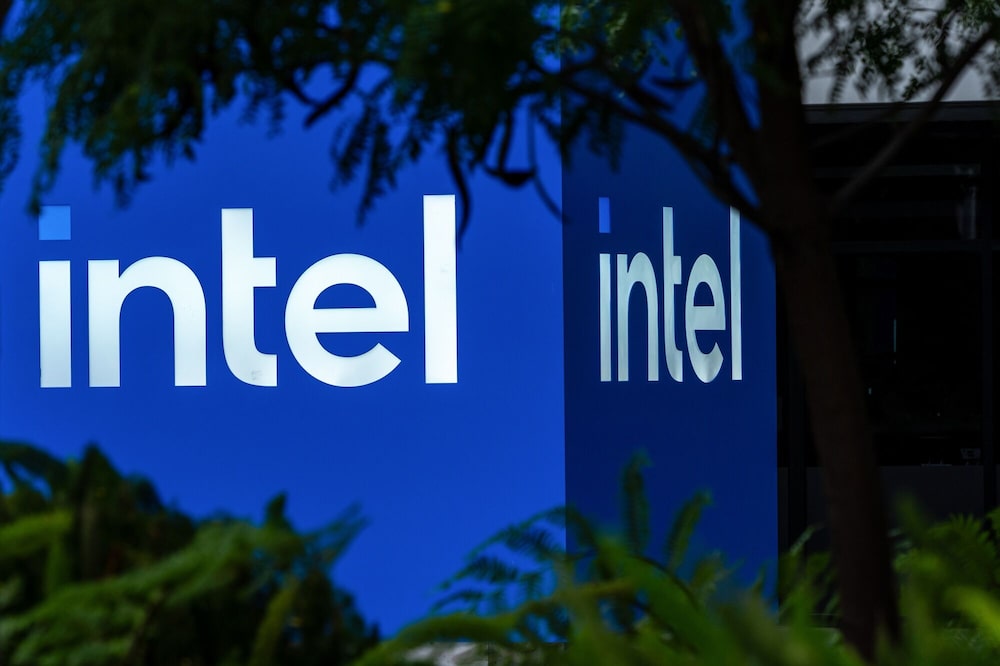 Logo de Intel en una de sus oficinas corporativas. El mercado penalizó la acción pese a resultados mejores a lo esperado en el 4T25. Logo de Intel en una de sus oficinas corporativas. El mercado penalizó la acción pese a resultados mejores a lo esperado en el 4T25.