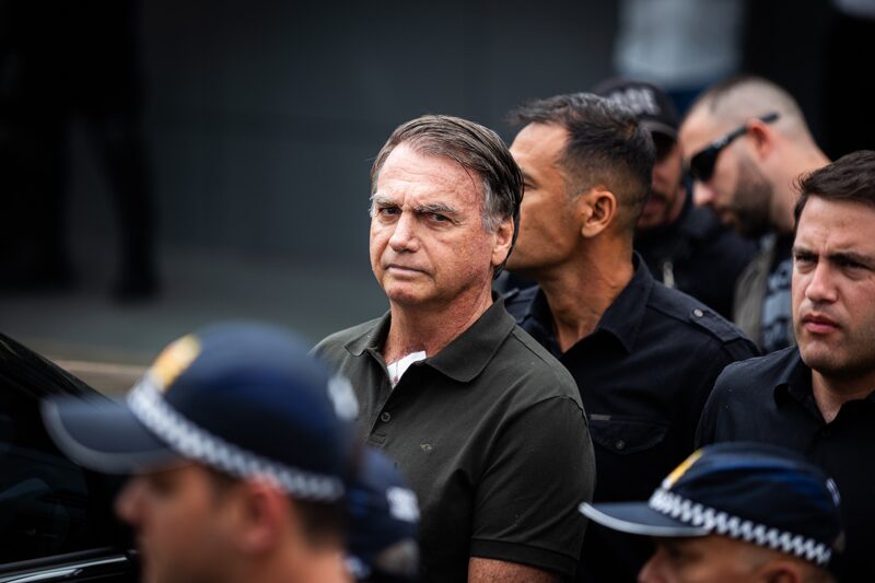El expresidente de Brasil, Jair Bolsonaro, sale de una cirugía programada en el Hospital DF Star en Brasilia. Fotógrafo: Arthur Menescal/Bloomberg.  El expresidente de Brasil, Jair Bolsonaro, sale de una cirugía programada en el Hospital DF Star en Brasilia. Fotógrafo: Arthur Menescal/Bloomberg.
