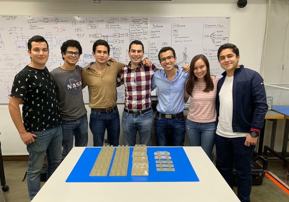 Estudiantes y profesores que elaboraron las piezas de PLASM. De izquierda a derecha: Esteban Herbruger, Iñaki Alvarado, Prof. Rodrigo Aragón, Prof. Andrés Viau, Diego Aguirre, Eileen Meda, y Diego Hernández. Estudiantes y profesores que elaboraron las piezas de PLASM. De izquierda a derecha: Esteban Herbruger, Iñaki Alvarado, Prof. Rodrigo Aragón, Prof. Andrés Viau, Diego Aguirre, Eileen Meda, y Diego Hernández.