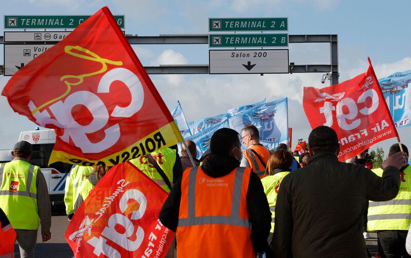 Trabalhadores em greve no aeroporto Charles de Gaulle, perto de Paris, na última quinta-feira (9) Trabalhadores em greve no aeroporto Charles de Gaulle, perto de Paris, na última quinta-feira (9)