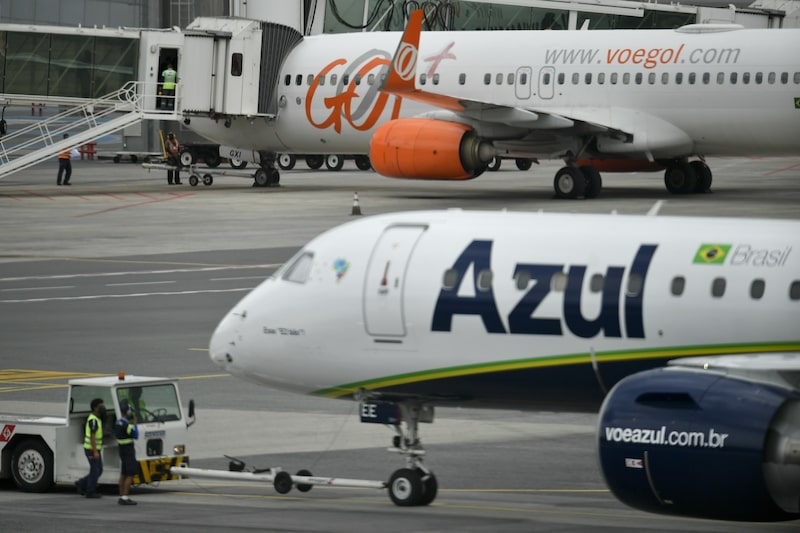 Azul y Abra inician conversaciones para fusionarse: sería la mayor aerolínea de Brasil. Azul y Abra inician conversaciones para fusionarse: sería la mayor aerolínea de Brasil.