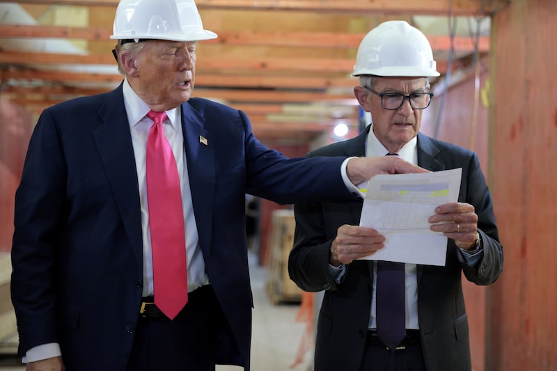 El presidente Donald Trump y el expresidente de la Reserva Federal Jerome Powell recorren el proyecto de renovación de la sede de la Fed en 2025. Fotógrafo: Chip Somodevilla/Getty Images. El presidente Donald Trump y el expresidente de la Reserva Federal Jerome Powell recorren el proyecto de renovación de la sede de la Fed en 2025. Fotógrafo: Chip Somodevilla/Getty Images.