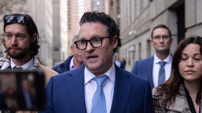 Ele foi condenado por fraude por enganar investidores. Trump concedeu o perdão Ele foi condenado por fraude por enganar investidores. Trump concedeu o perdão