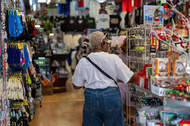 Una clienta dentro de una tienda de regalos en San Francisco, California. Fotógrafo: David Paul Morris/Bloomberg. Una clienta dentro de una tienda de regalos en San Francisco, California. Fotógrafo: David Paul Morris/Bloomberg.