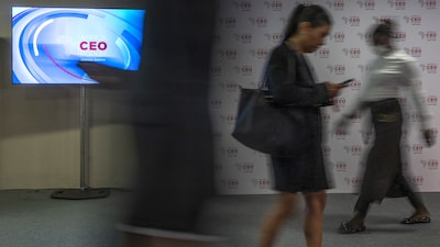 Por que as mulheres continuam atrás na corrida pelos cargos de CEO nos EUA Por que as mulheres continuam atrás na corrida pelos cargos de CEO nos EUA