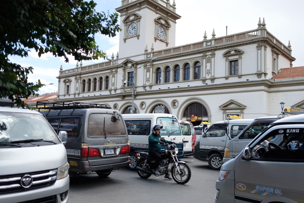 Un motociclista sortea un bloqueo de transporte público durante una huelga en La Paz el 19 de diciembre. Fotógrafo: Manuel Seoane/Bloomberg Un motociclista sortea un bloqueo de transporte público durante una huelga en La Paz el 19 de diciembre. Fotógrafo: Manuel Seoane/Bloomberg