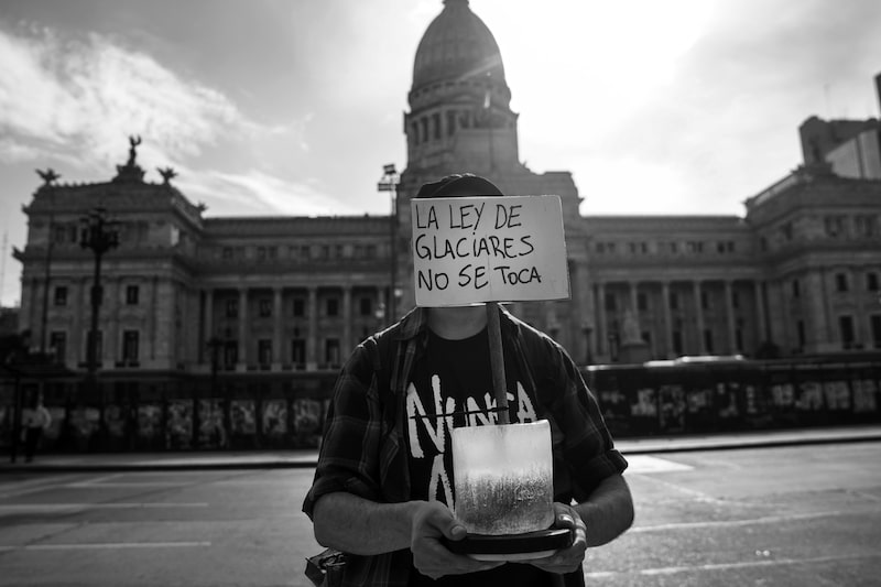 Un manifestante sostiene un cartel en español con el lema «No se toca la Ley de Glaciares» durante una protesta contra la reforma de la ley de glaciares frente al Congreso Nacional en Buenos Aires, Argentina, el miércoles 25 de febrero de 2026. El Senado argentino votó el jueves el proyecto de ley de Javier Milei que permitiría a los gobernadores —muchos de ellos favorables a la minería— anular las protecciones federales sobre los glaciares y sus alrededores, conocidas como zonas periglaciales. Un manifestante sostiene un cartel en español con el lema «No se toca la Ley de Glaciares» durante una protesta contra la reforma de la ley de glaciares frente al Congreso Nacional en Buenos Aires, Argentina, el miércoles 25 de febrero de 2026. El Senado argentino votó el jueves el proyecto de ley de Javier Milei que permitiría a los gobernadores —muchos de ellos favorables a la minería— anular las protecciones federales sobre los glaciares y sus alrededores, conocidas como zonas periglaciales.