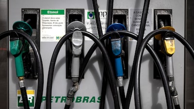 Petrobras aumenta preço da gasolina após aprovação de subsídio Petrobras aumenta preço da gasolina após aprovação de subsídio