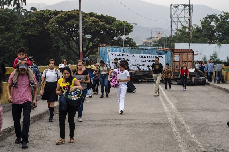 Los venezolanos cargan bolsas de suministros mientras cruzan el Puente Internacional Simón Bolívar cerca de la frontera con Venezuela en Cúcuta, Colombia, el miércoles 27 de marzo de 2019. Los venezolanos cargan bolsas de suministros mientras cruzan el Puente Internacional Simón Bolívar cerca de la frontera con Venezuela en Cúcuta, Colombia, el miércoles 27 de marzo de 2019.