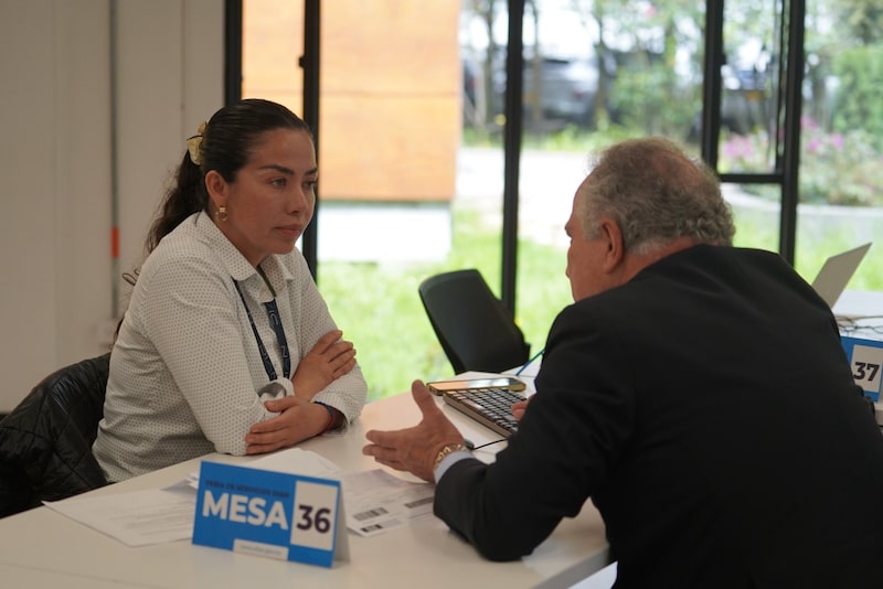 Personal de la Dian atiende a un ciudadano durante la Feria Nacional de Servicios, el 26 de noviembre de 2025. Personal de la Dian atiende a un ciudadano durante la Feria Nacional de Servicios, el 26 de noviembre de 2025.