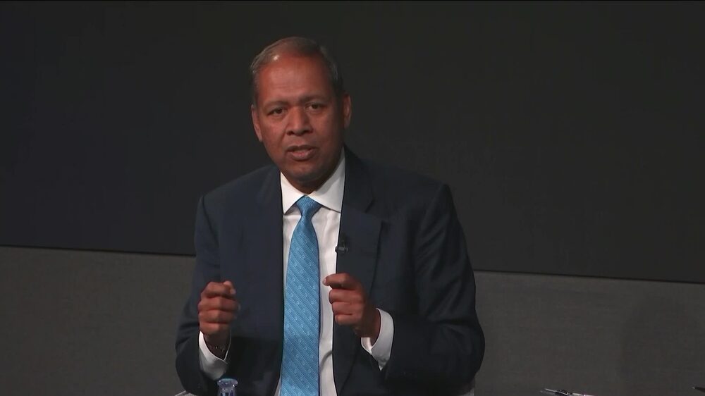 El consejero delegado de Barclays Plc, CS Venkatakrishnan, calificó de poco realistas los crecientes llamamientos para que la industria financiera abandone a sus clientes de combustibles fósiles. El consejero delegado de Barclays Plc, CS Venkatakrishnan, calificó de poco realistas los crecientes llamamientos para que la industria financiera abandone a sus clientes de combustibles fósiles.