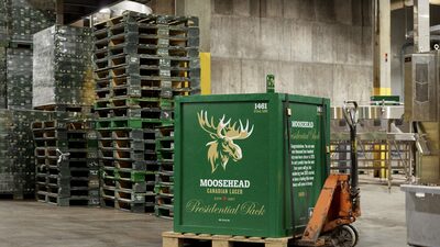 Cervejaria canadense vende caixa com 1.461 latas: uma para cada dia do governo Trump Cervejaria canadense vende caixa com 1.461 latas: uma para cada dia do governo Trump