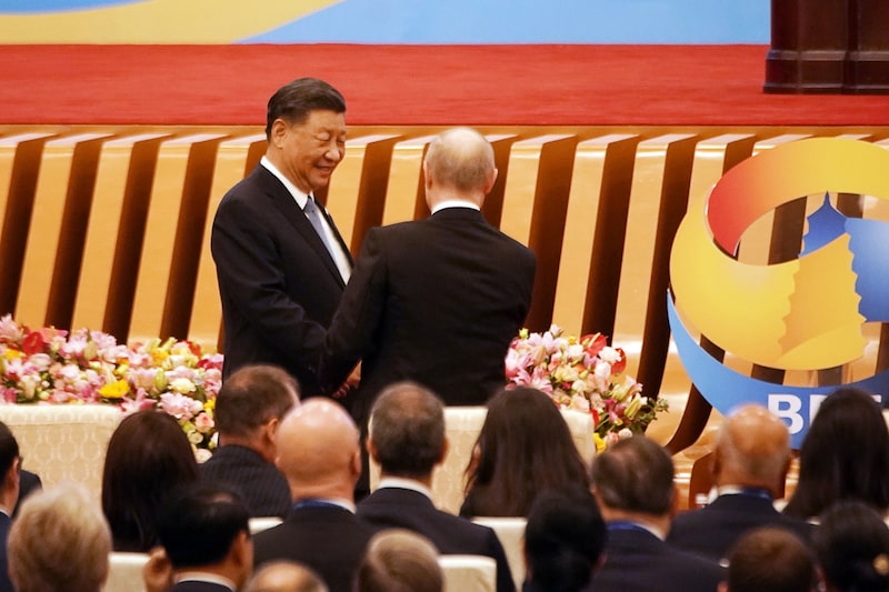 El Poder de Siberia 2 permitiría a Rusia enviar 50.000 millones de metros cúbicos (1,8 billones de pies cúbicos) adicionales al año y a China sustituir las importaciones más caras de gas natural licuado. El Poder de Siberia 2 permitiría a Rusia enviar 50.000 millones de metros cúbicos (1,8 billones de pies cúbicos) adicionales al año y a China sustituir las importaciones más caras de gas natural licuado.