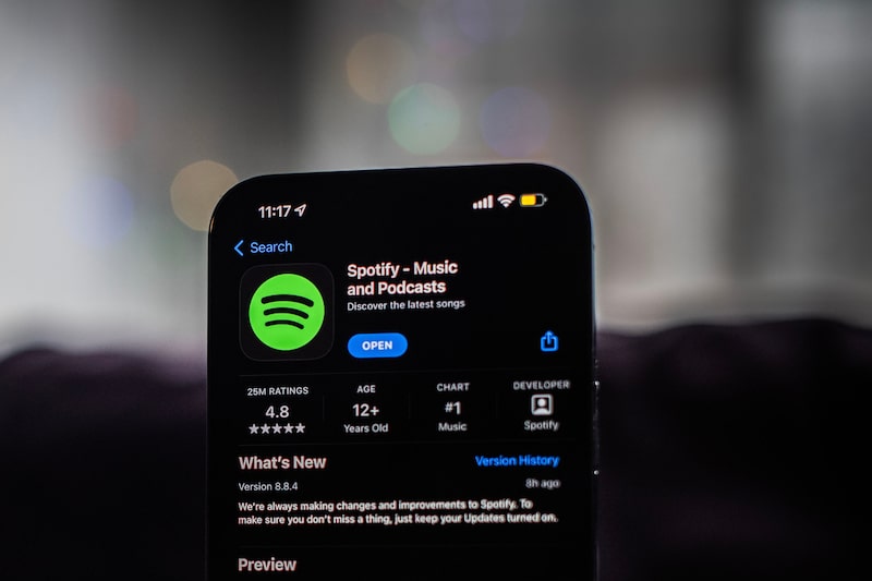 La aplicación de Spotify en la App Store aparece en la foto en un teléfono inteligente dispuesto en Hastings-on-Hudson, Nueva York. La aplicación de Spotify en la App Store aparece en la foto en un teléfono inteligente dispuesto en Hastings-on-Hudson, Nueva York.