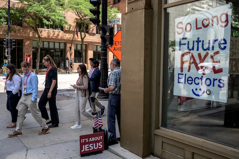 Afirmações não comprovadas em sua maioria anônimas e online alimentam dúvidas sobre a integridade do processo eleitoral enquanto milhões de americanos votam Afirmações não comprovadas em sua maioria anônimas e online alimentam dúvidas sobre a integridade do processo eleitoral enquanto milhões de americanos votam