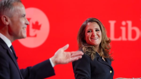 Trump ameaça CEOs para dobrar governos estrangeiros, diz ex-ministra canadense em livro Trump ameaça CEOs para dobrar governos estrangeiros, diz ex-ministra canadense em livro