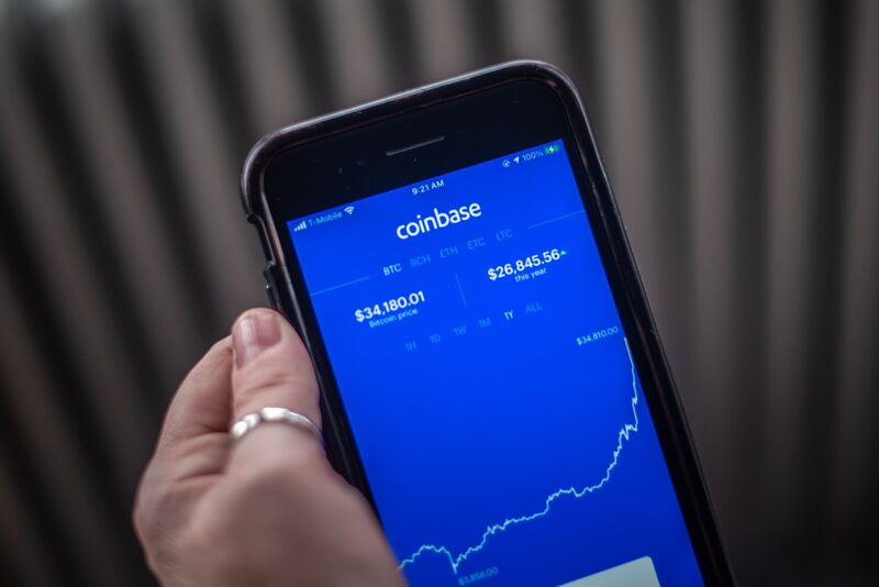 La aplicación de Coinbase en la pantalla de un teléfono celular. La aplicación de Coinbase en la pantalla de un teléfono celular.