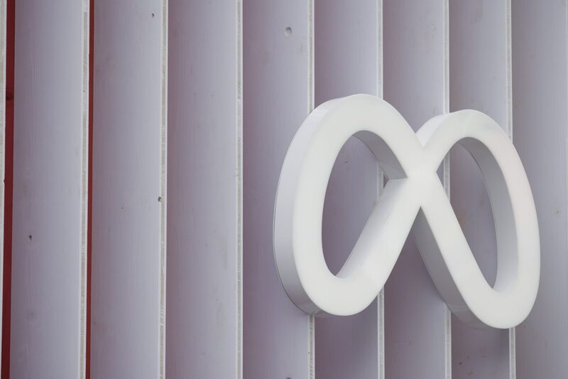 Un logotipo en el pabellón de Meta Platforms Inc. el día de la inauguración del Foro Económico Mundial en Davos, Suiza, el lunes 23 de mayo de 2022. Un logotipo en el pabellón de Meta Platforms Inc. el día de la inauguración del Foro Económico Mundial en Davos, Suiza, el lunes 23 de mayo de 2022.