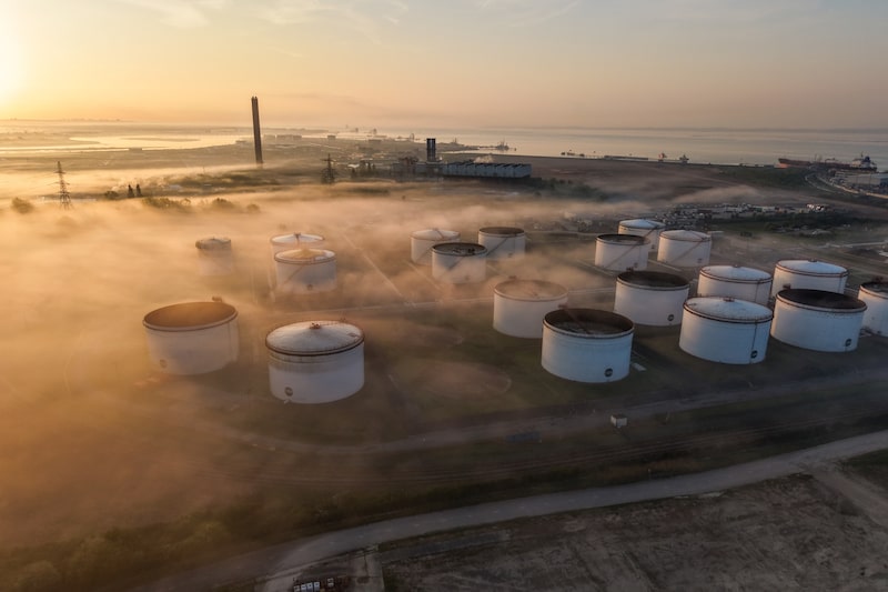 Depósitos de almacenamiento en la terminal de combustible de aviación de Shell Haven, cerca de Stanford-le-Hope, Reino Unido. Fotógrafo: Chris Ratcliffe/Bloomberg Depósitos de almacenamiento en la terminal de combustible de aviación de Shell Haven, cerca de Stanford-le-Hope, Reino Unido. Fotógrafo: Chris Ratcliffe/Bloomberg