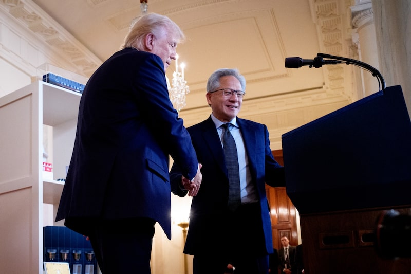 El presidente Donald Trump y el CEO de Nvidia, Jensen Huang, en abril. Fotógrafo: Andrew Harnik/Getty Images. El presidente Donald Trump y el CEO de Nvidia, Jensen Huang, en abril. Fotógrafo: Andrew Harnik/Getty Images.