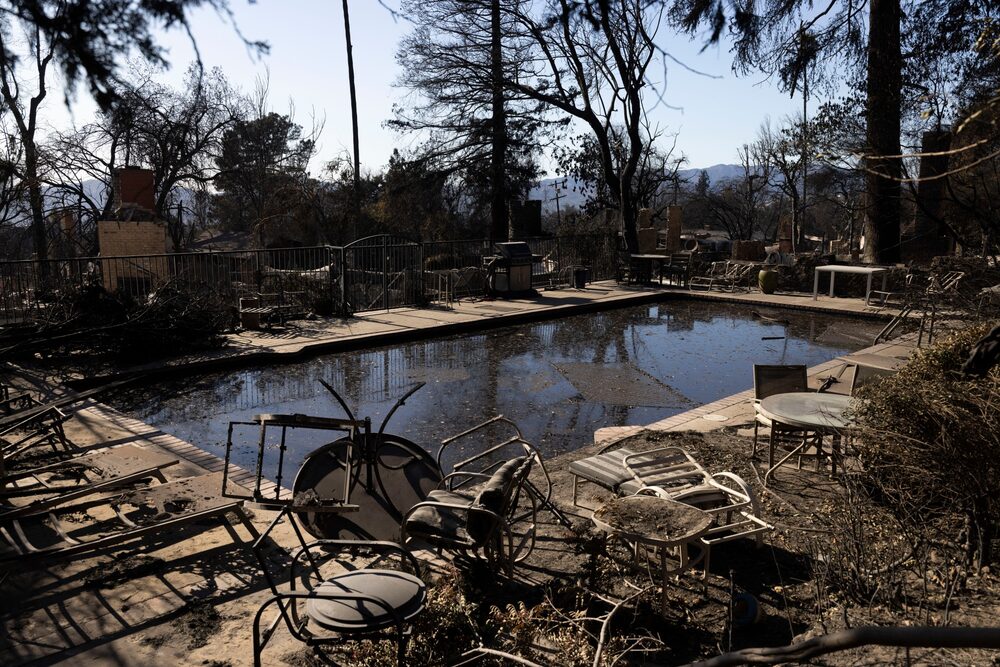 Escombros alrededor de una piscina tras el incendio de Eaton en Altadena el 13 de enero. Fotógrafo: Benjamin Fanjoy/Bloomberg. Escombros alrededor de una piscina tras el incendio de Eaton en Altadena el 13 de enero. Fotógrafo: Benjamin Fanjoy/Bloomberg.