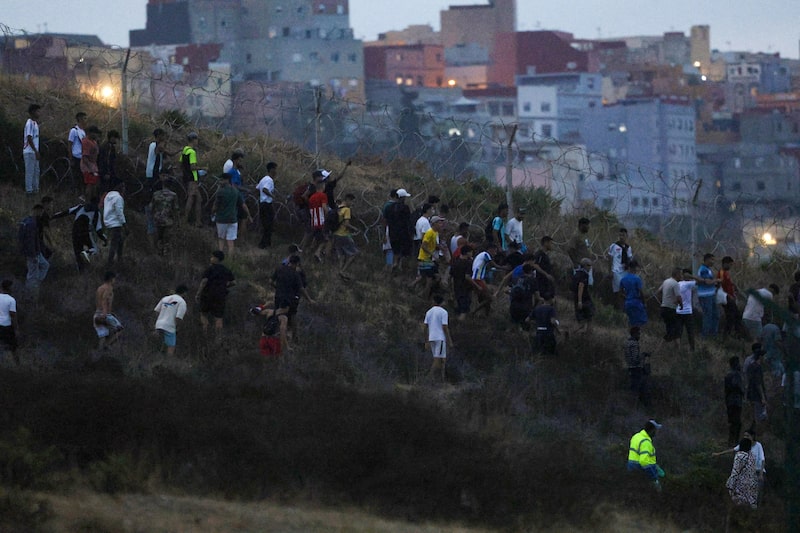 Migrantes tentam chegar a Ceuta, enclave espanhol no Norte da África, em meio a uma nova crise migratória na fronteira da União Europeia. Migrantes tentam chegar a Ceuta, enclave espanhol no Norte da África, em meio a uma nova crise migratória na fronteira da União Europeia.