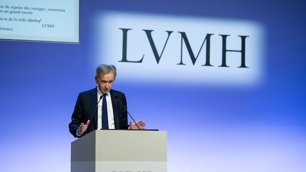 Bernard Arnault troca comando de holding e reacende debate sobre sucessão na LVMH Bernard Arnault troca comando de holding e reacende debate sobre sucessão na LVMH